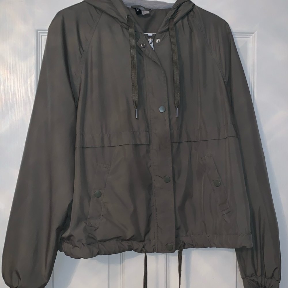 Cropped windbreaker